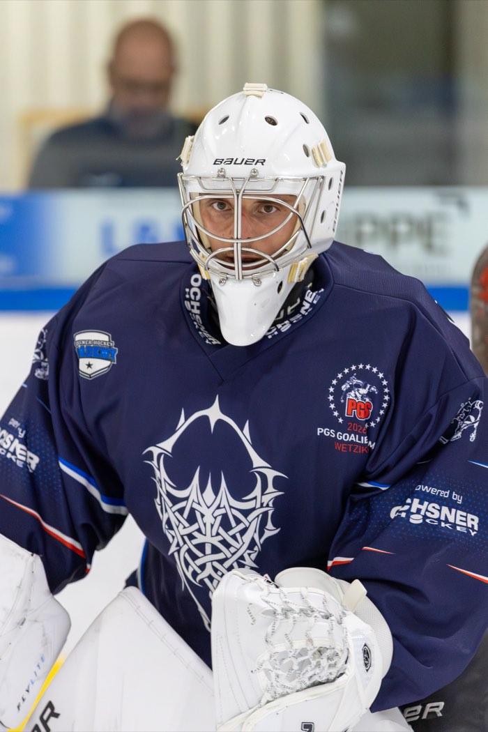 Gianluca mit Goalie-Maske, Nahaufnahme